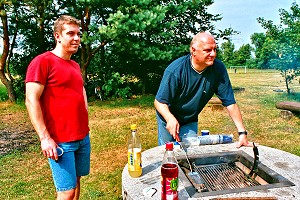 Markus Meisen und Dieter Deussen bereiten den Grill vor