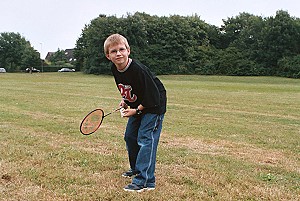 Kai Malkowski  übt den Badmintonaufschlag