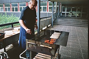Dieter Deussen in seinem Element: Grillen