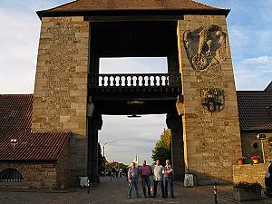 unsere Spieler vor dem Weintor in Schweigen