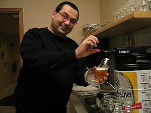 Andreas Klemm zapft Bier
