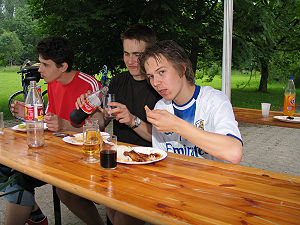 Patrick, Sven und Alexander beim Essen