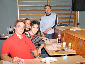 Tunrnierleitung in  der Grundschulturnhalle