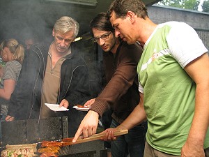 Kampf um die Fleischstücke am Grill