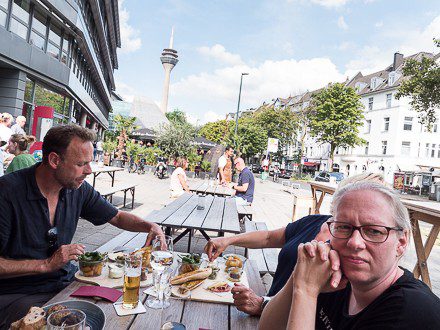 Speisen mit Blick auf den Düsseldorfer Rheinturm